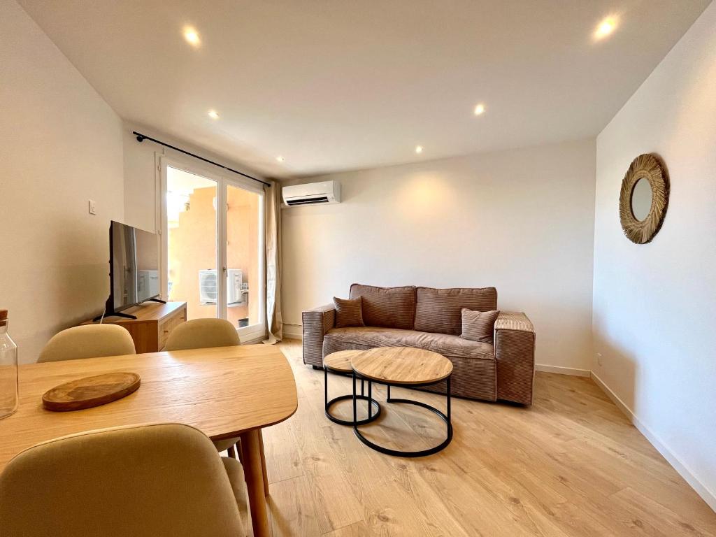 un salon avec un canapé et une table dans l'établissement Le Petit Prince de Maïmo, à Sainte-Maxime