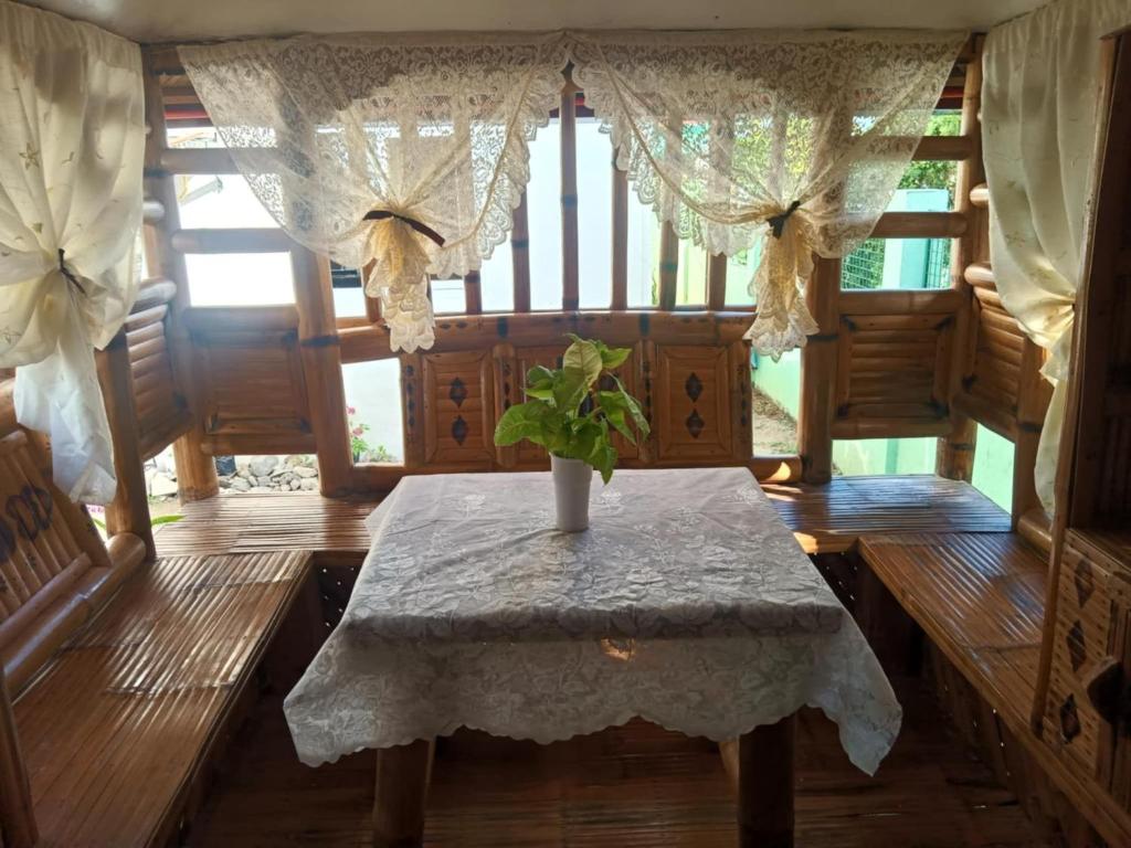 Posezení v ubytování Room in BB - Aremen Transient, Nipa Hut