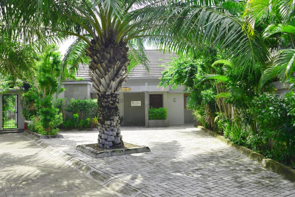 Zahrada ubytování 2 Bedroom Villa with Pool & Close to Setangi Beach