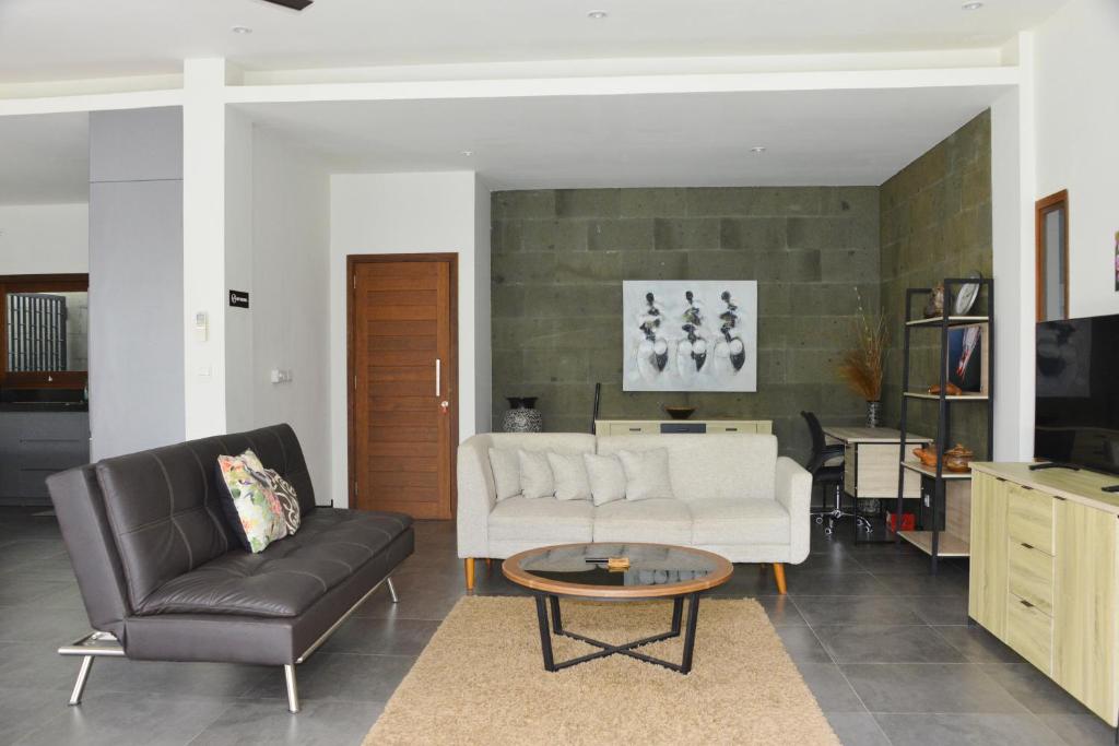 TV a/nebo společenská místnost v ubytování 2 Bedroom Villa with Pool & Close to Setangi Beach