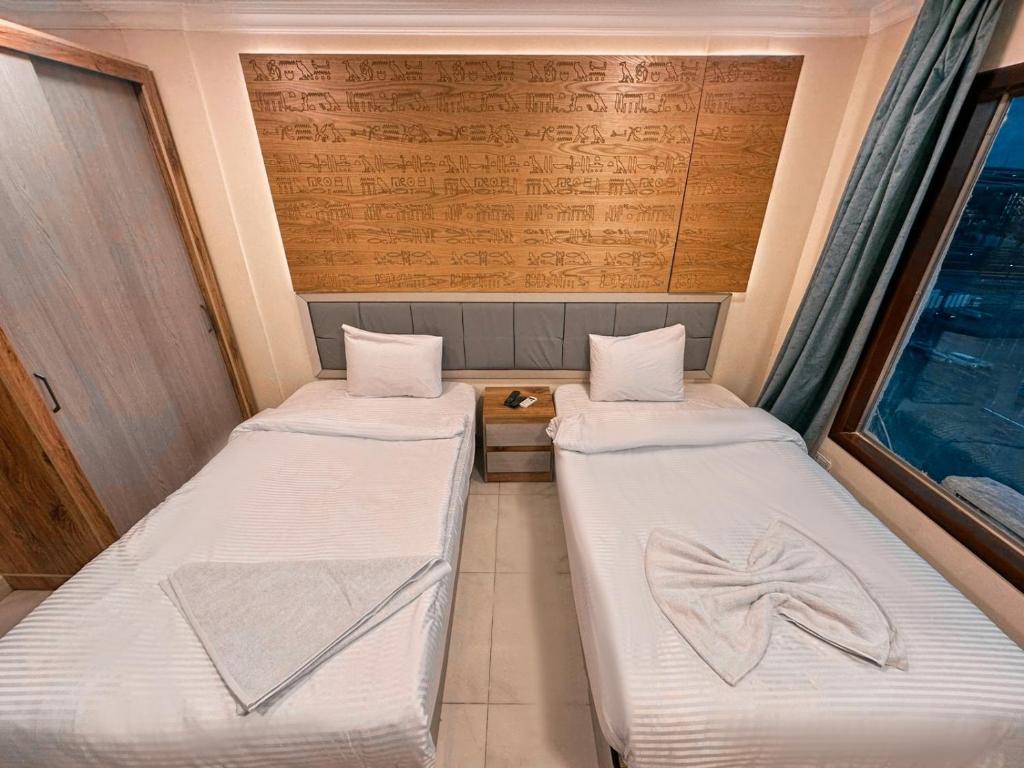 Postel nebo postele na pokoji v ubytování Grand Museum View Inn