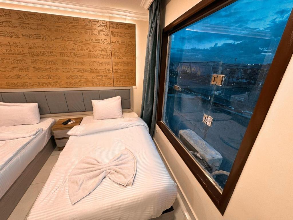 Postel nebo postele na pokoji v ubytování Grand Museum View Inn