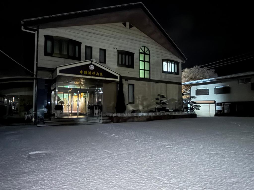 令德湖畔山荘 v zimě