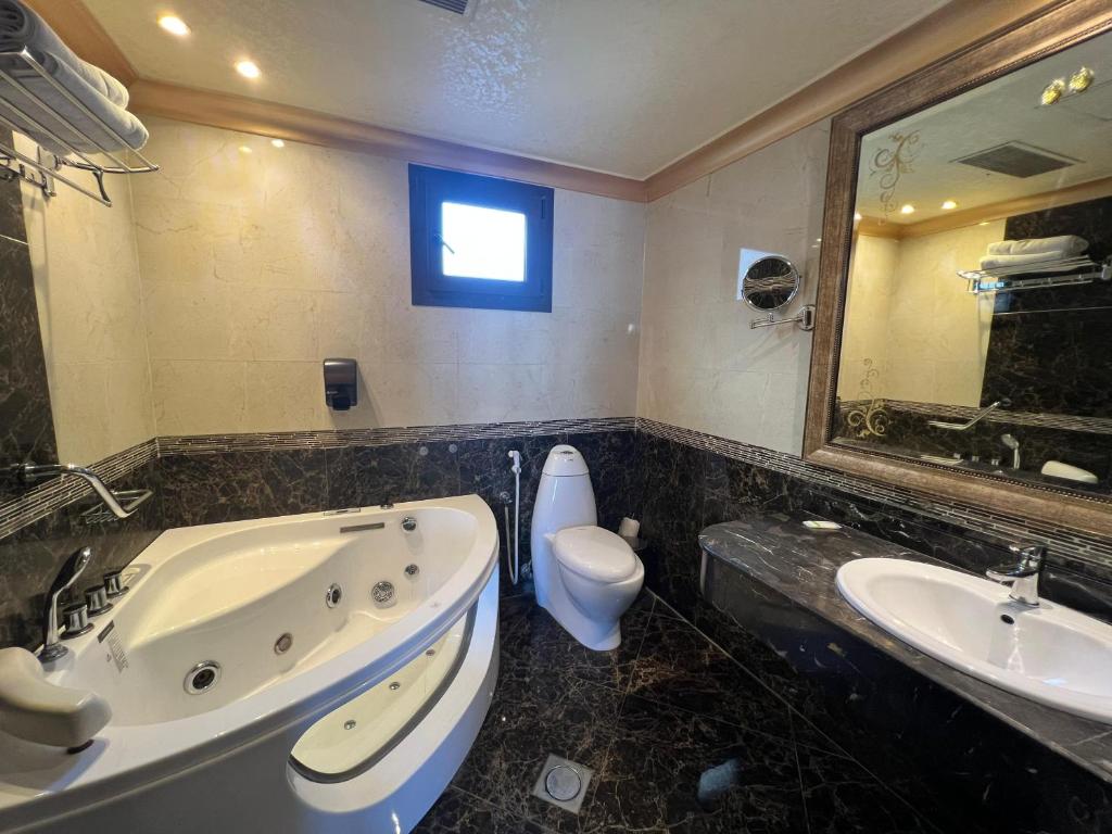 Koupelna v ubytování Q Hotel
