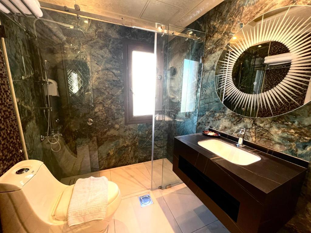 Koupelna v ubytování Q Hotel