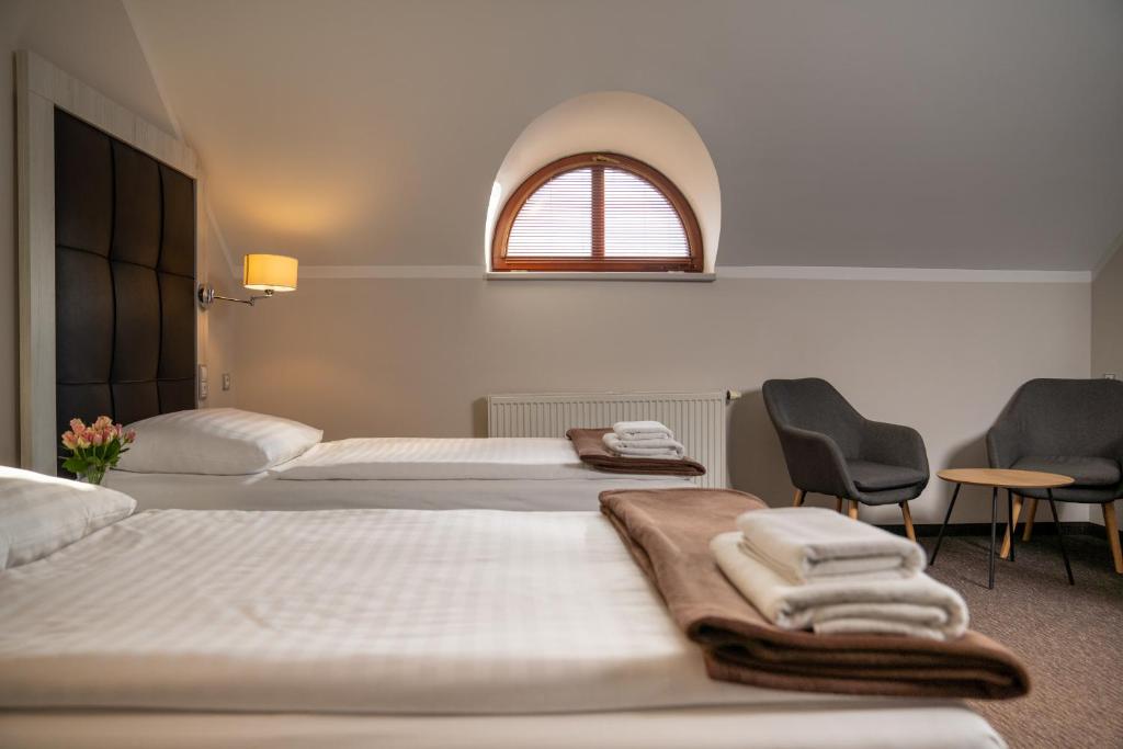 Hotel Grunt - Chambre Mansardée De Luxe Lits Jumeaux