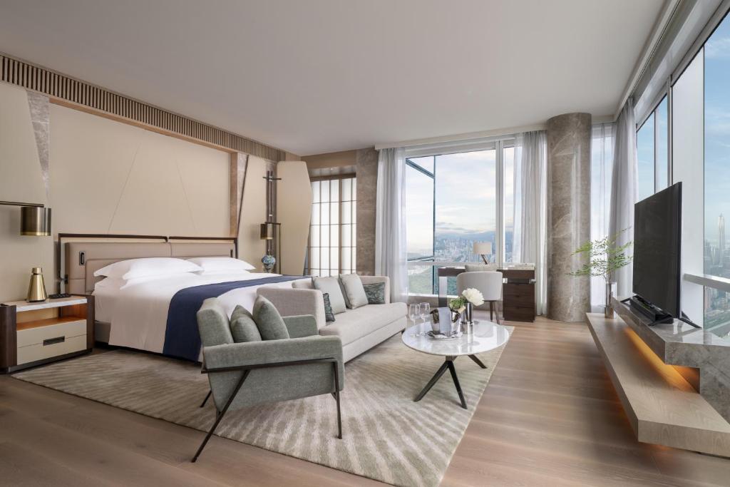 TV a/nebo společenská místnost v ubytování Mandarin Oriental, Shenzhen