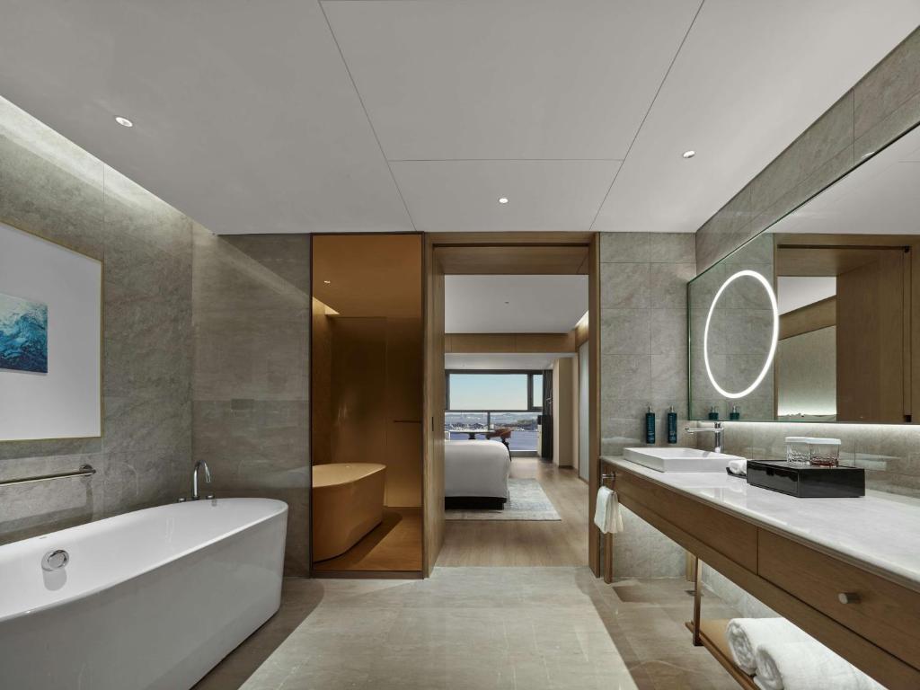 Postel nebo postele na pokoji v ubytování DoubleTree by Hilton Weihai