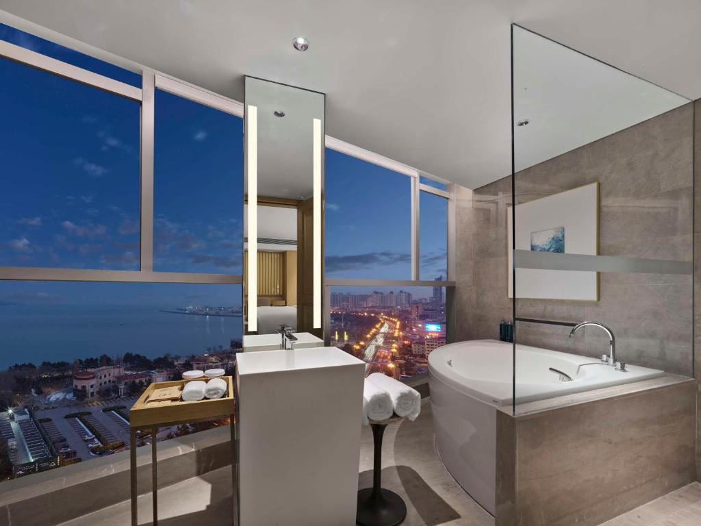 Koupelna v ubytování DoubleTree by Hilton Weihai
