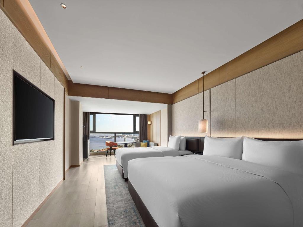 Postel nebo postele na pokoji v ubytování DoubleTree by Hilton Weihai