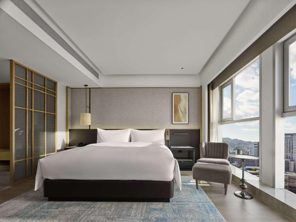 Postel nebo postele na pokoji v ubytování DoubleTree by Hilton Weihai