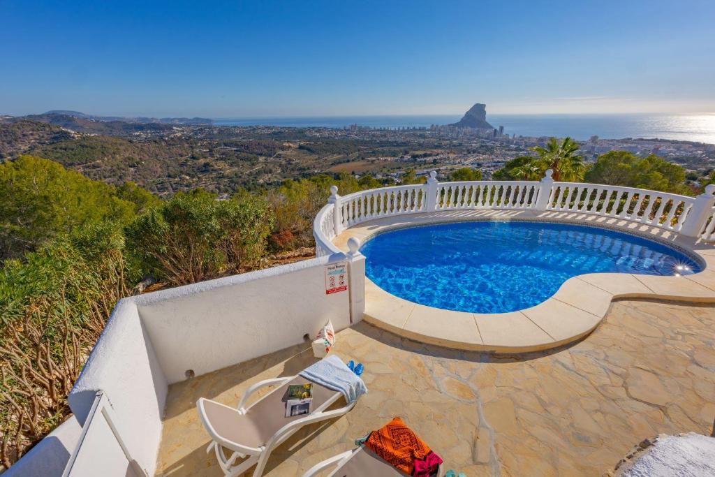 basen z tarasem i wokół niego w obiekcie Villa Lehman - PlusHolidays w mieście Calpe