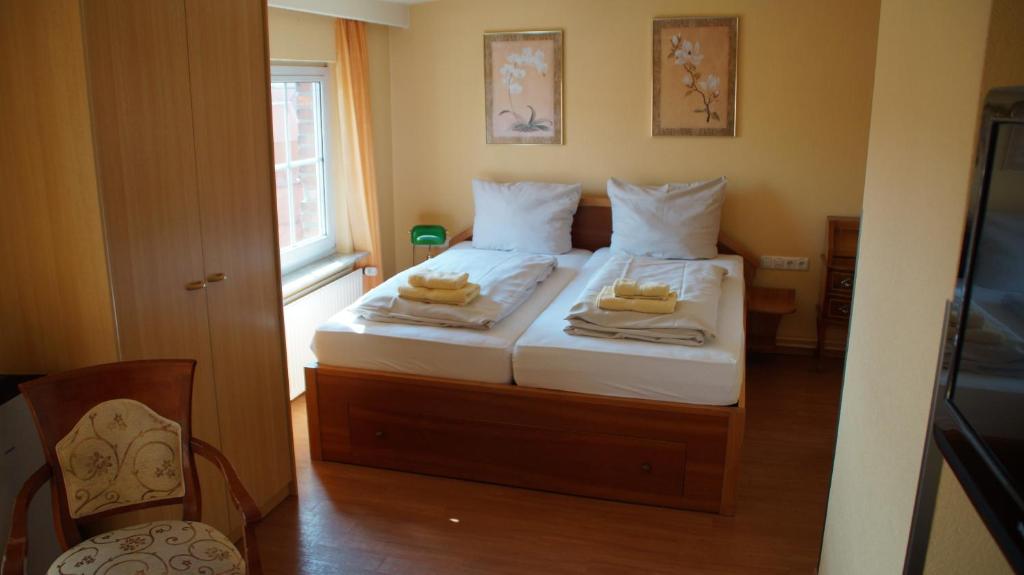 Postel nebo postele na pokoji v ubytování HOTEL alt lüneburger Kutscherstuben