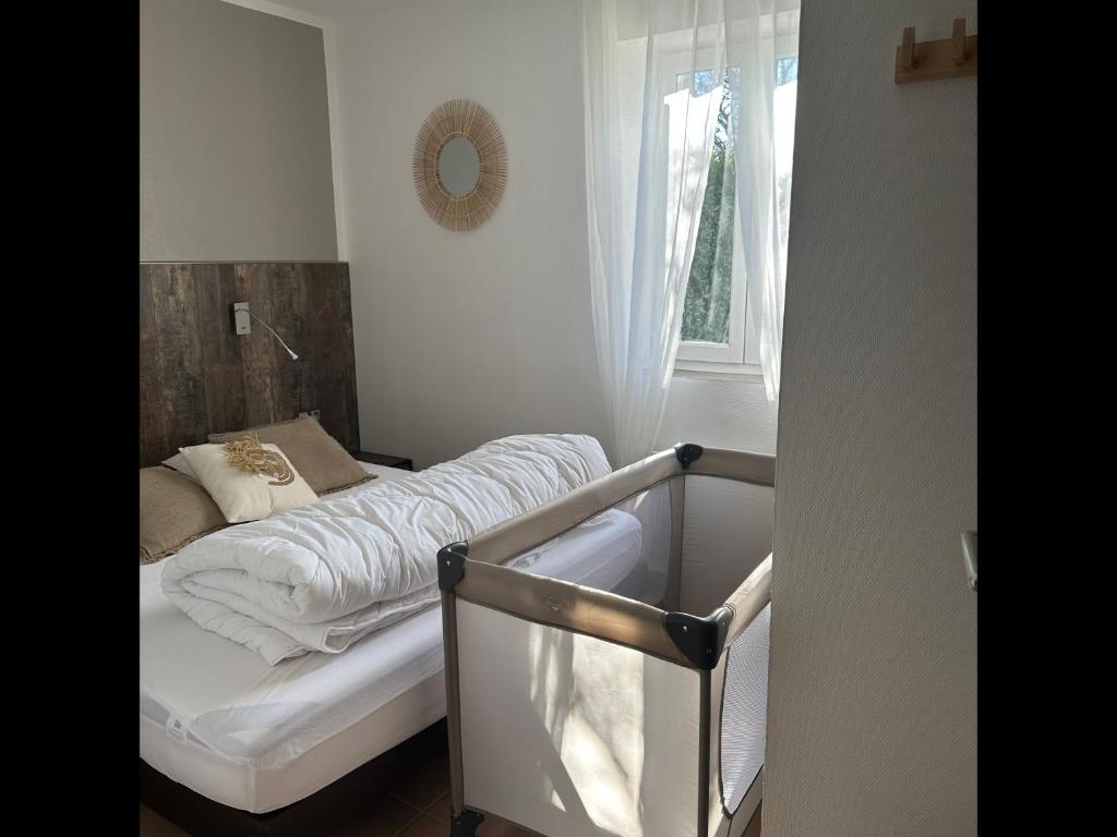 Postel nebo postele na pokoji v ubytování Lou Karo - Piscine partagée - Parking privé