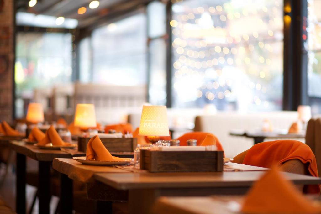 A restaurant or other place to eat at La Vida Old City Hotel