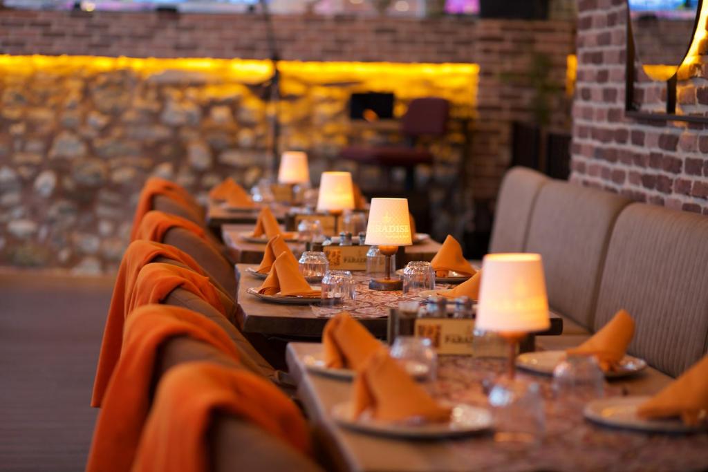 A restaurant or other place to eat at La Vida Old City Hotel