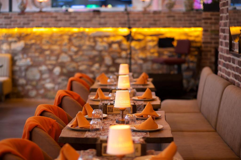 A restaurant or other place to eat at La Vida Old City Hotel