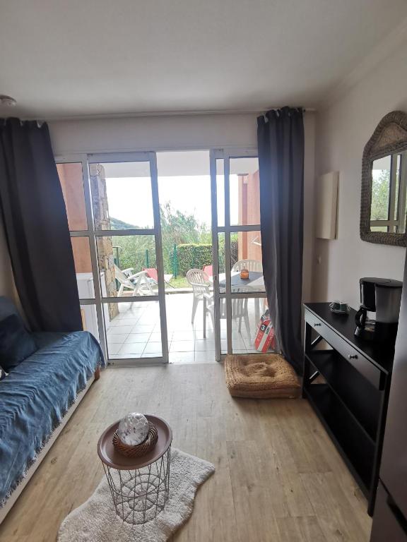 TV o dispositivi per l'intrattenimento presso Cap Esterel Mer Sport et Nature, dans village Pierres et Vacances