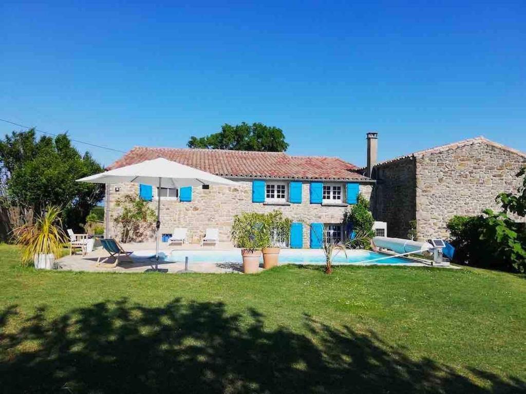 une maison avec une piscine dans la cour dans l'établissement Belle demeure au coeur des Ménafauries, à Charmes-sur-Rhône