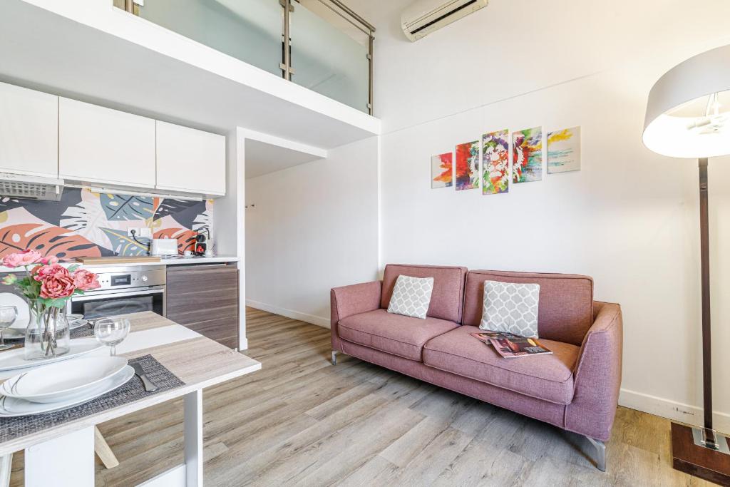 un salon avec un canapé et une table dans l'établissement 3 CLEMENCEAU - Duplex - dernier étage - balcon - Hyper centre, à Nice