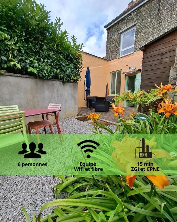 un jardin avec une table, un banc et des fleurs dans l'établissement Maison de campagne 6 personnes Aux volets verts, à Cappellebrouck