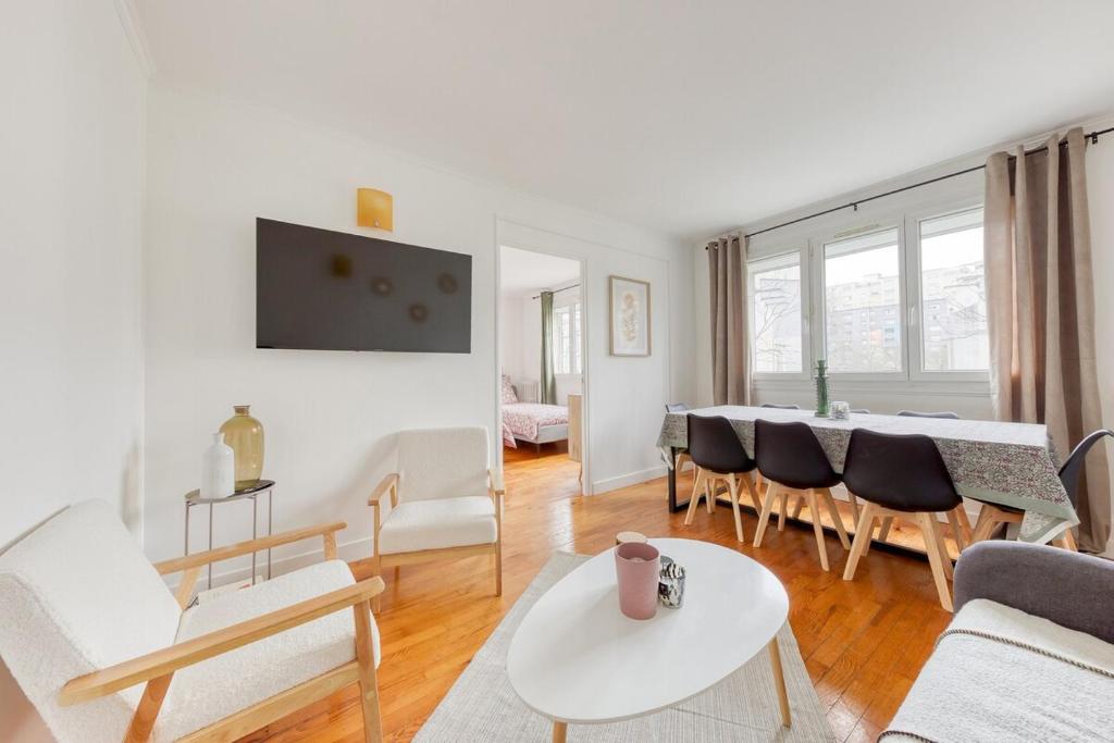 un salon avec un canapé et une table dans l'établissement Bel appartement pour 8 personnes à 15 minutes CDG, à Saint-Denis
