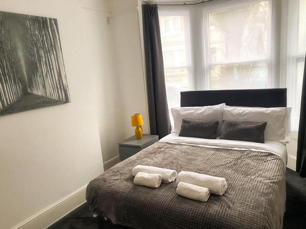 Postel nebo postele na pokoji v ubytování Gravesend 2 Bedroom Flat -2 mins to STN -GF
