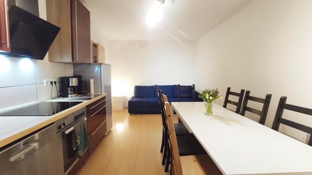 a kitchen with a counter and a table with chairs at 3 bedroom house with 2 bathrooms in Dusseldorf - Haus mit 3 Schlafzimmer 2 Badezimmer in Düsseldorf in Düsseldorf