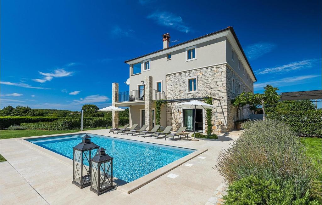 une vue extérieure d'une villa avec piscine dans l'établissement Villa San Martino, à Rovinj