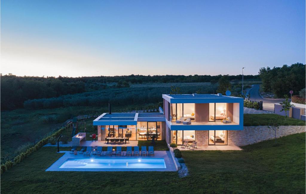 eine Luftaufnahme eines Hauses mit Pool in der Unterkunft Villa Rosinjola in Nova Vas