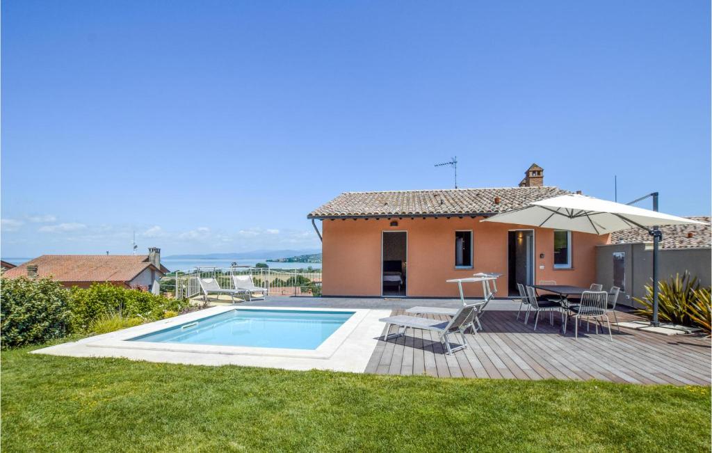 una villa con piscina y una casa en Lovely Home In Montebuono With Wifi, en San Savino