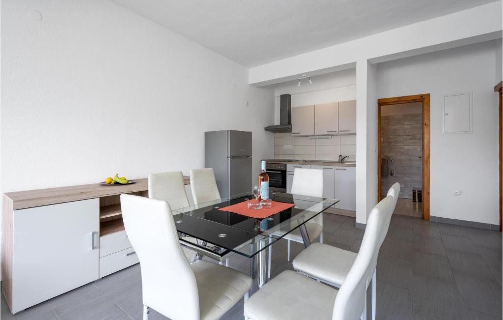 Kuchyňa alebo kuchynka v ubytovaní 2 Bedroom Stunning Apartment In Murter