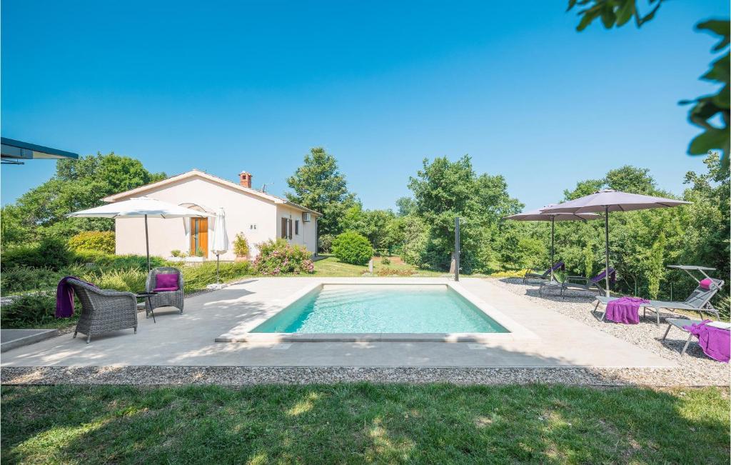 Bazén v ubytování Two-Bedroom Holiday Home In Bale nebo v jeho okolí