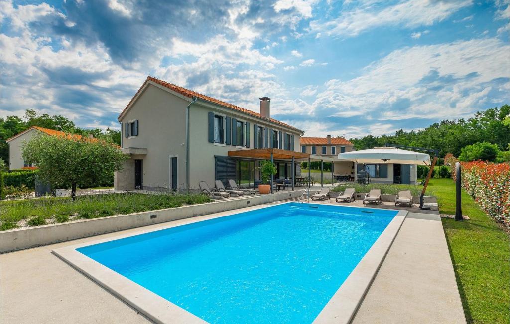 une piscine dans l'arrière-cour d'une maison dans l'établissement Villa Fritula, à Vižinada