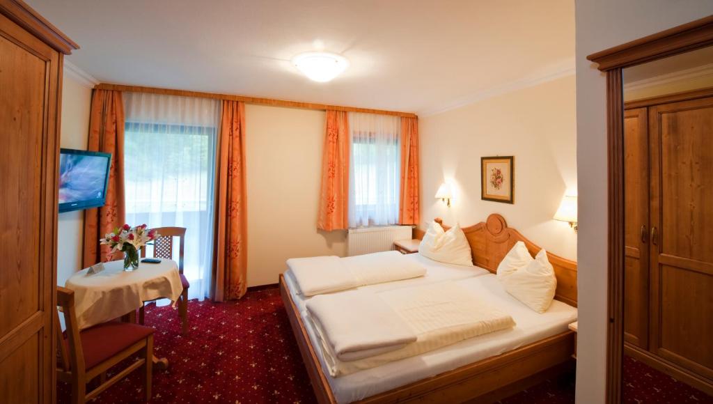 Postel nebo postele na pokoji v ubytování Hotel Hammerwirt - Forellenhof