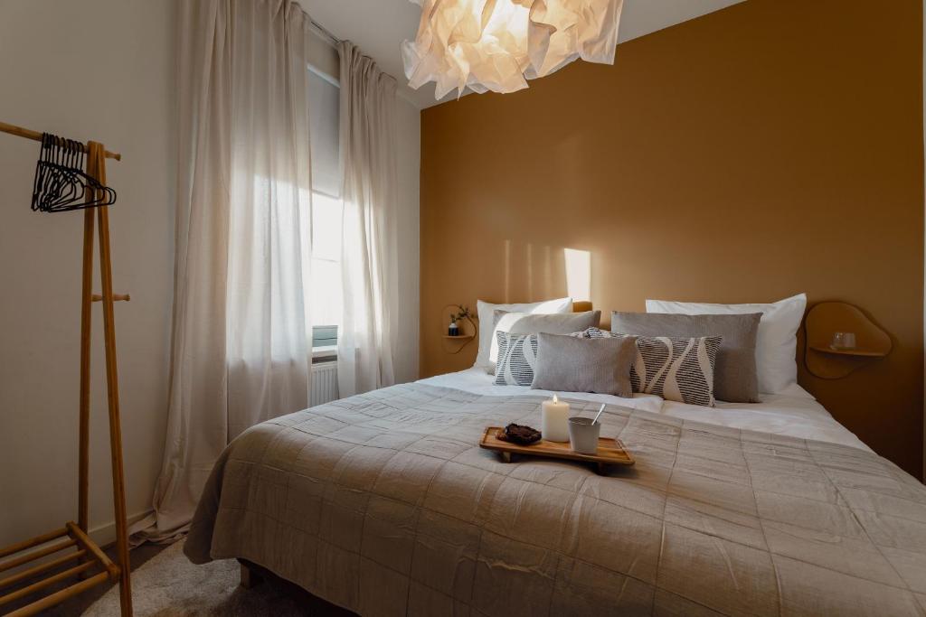 Un pat sau paturi într-o cameră la Ruim 2 slaapkamer appartement met xl dakterras