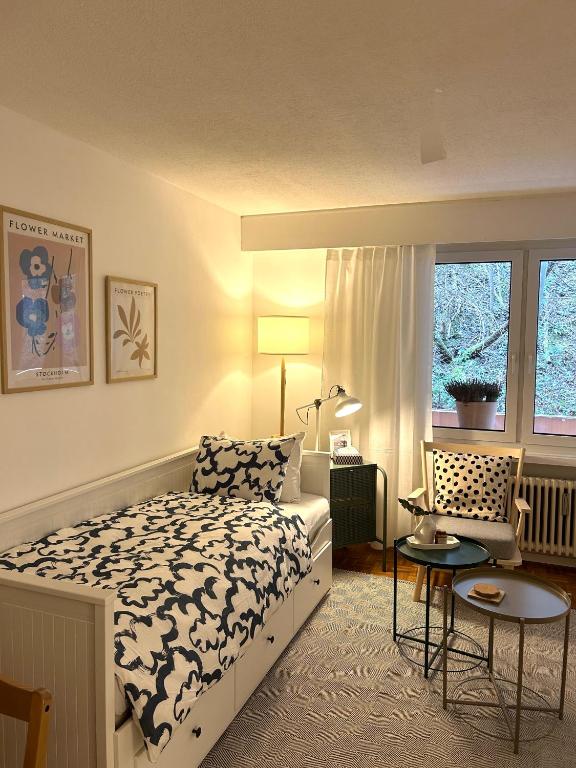 Postel nebo postele na pokoji v ubytování NEW renovated 2BR City Apartment