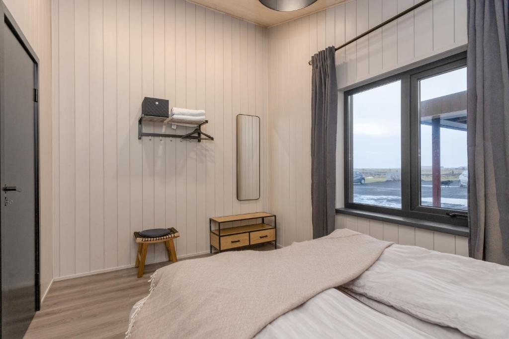 Postel nebo postele na pokoji v ubytování Cozy and Modern Cabins in Selfoss