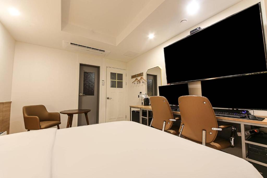 TV a/nebo společenská místnost v ubytování Arentz Hotel