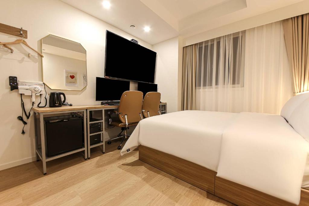TV a/nebo společenská místnost v ubytování Arentz Hotel