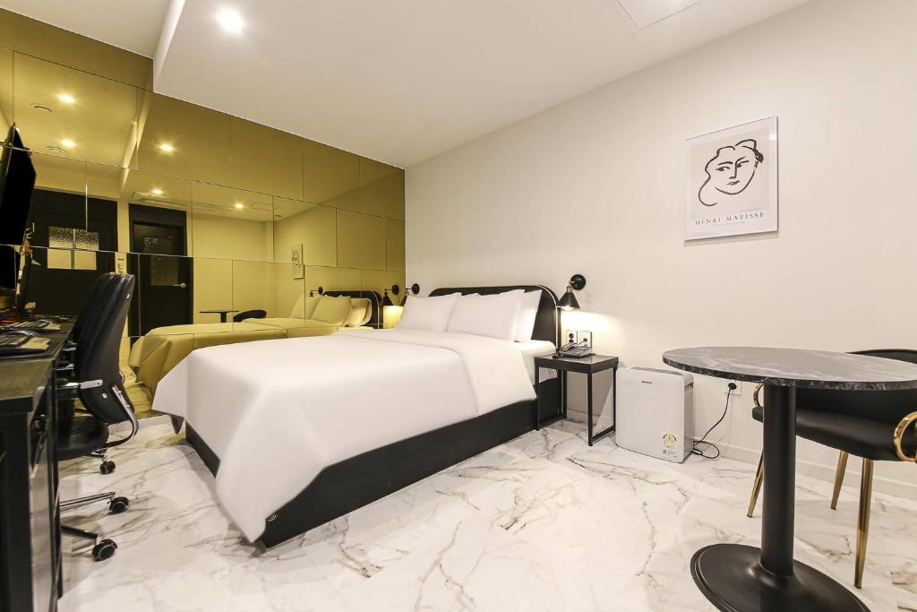 Postel nebo postele na pokoji v ubytování Arentz Hotel