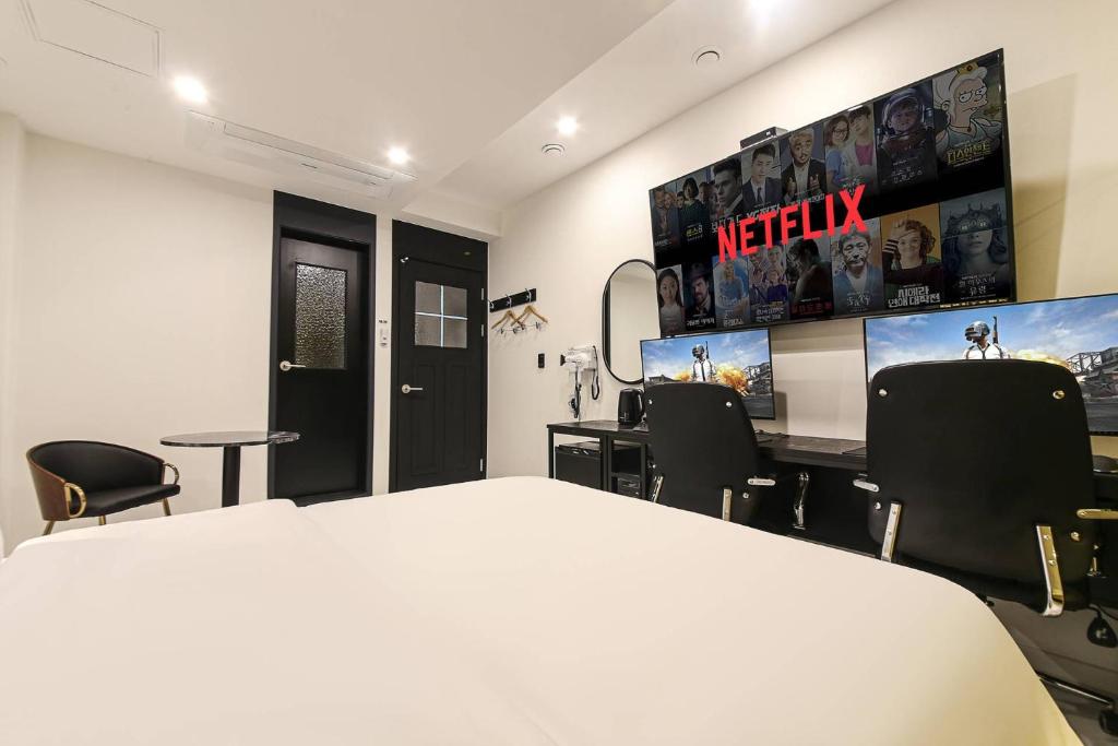 TV a/nebo společenská místnost v ubytování Arentz Hotel