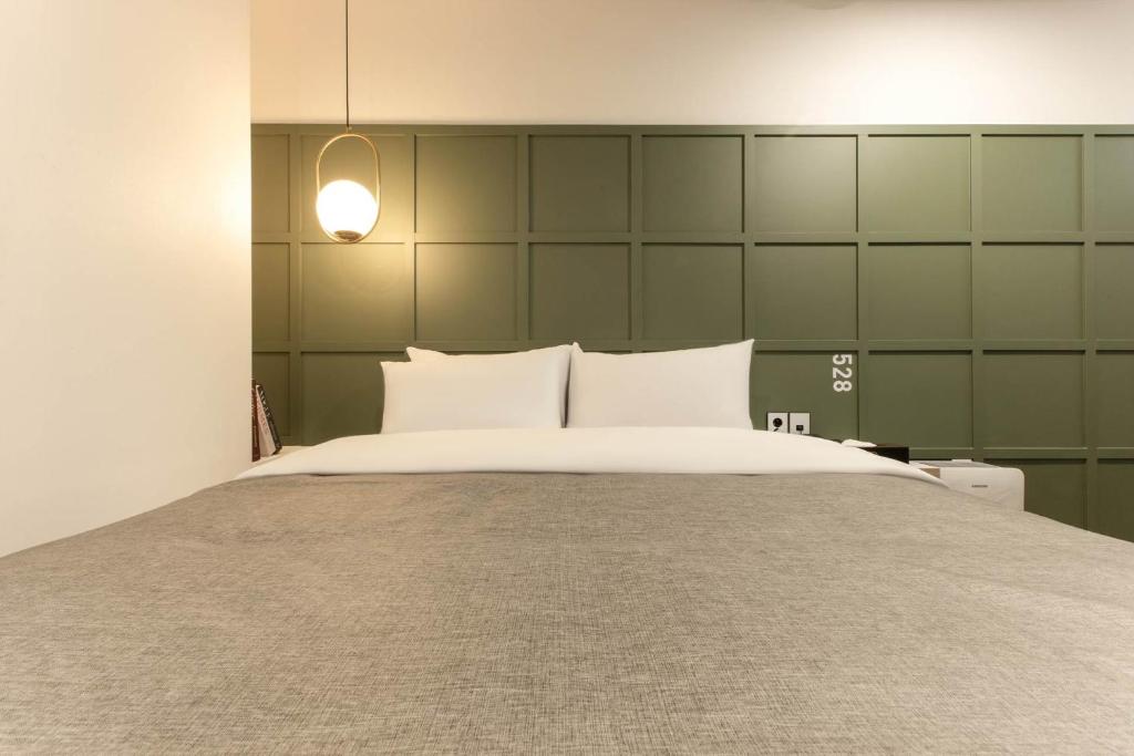 Postel nebo postele na pokoji v ubytování Arentz Hotel