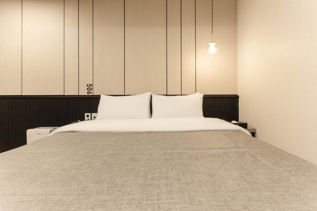 Postel nebo postele na pokoji v ubytování Arentz Hotel
