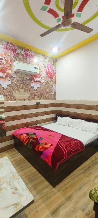 Postel nebo postele na pokoji v ubytování K D Dham Near Prem Mandir Iskcon temple Vrindavan
