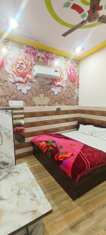 Postel nebo postele na pokoji v ubytování K D Dham Near Prem Mandir Iskcon temple Vrindavan