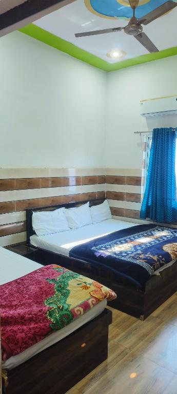 Postel nebo postele na pokoji v ubytování K D Dham Near Prem Mandir Iskcon temple Vrindavan