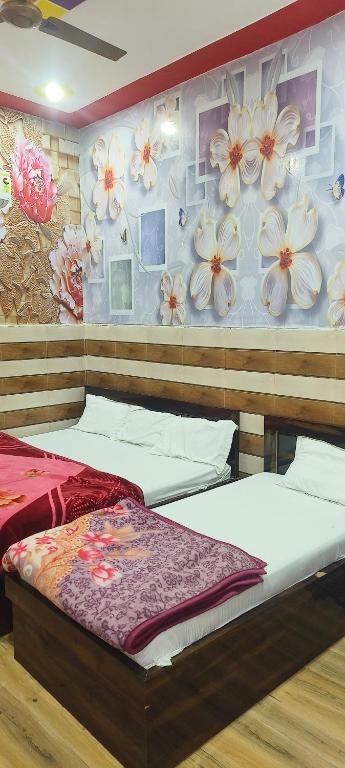 Postel nebo postele na pokoji v ubytování K D Dham Near Prem Mandir Iskcon temple Vrindavan