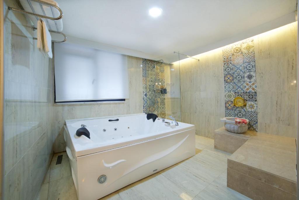 A bathroom at La Vida Old City Hotel