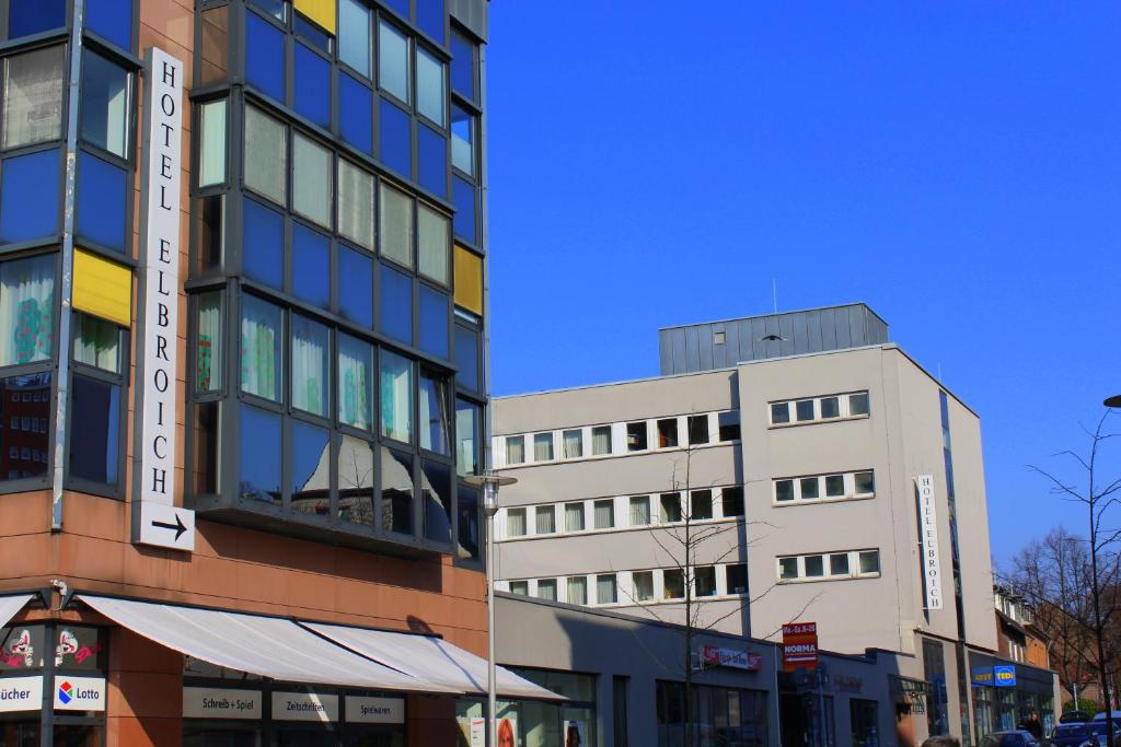 zwei hohe Gebäude nebeneinander auf einer Straße in der Unterkunft Hotel Elbroich in Düsseldorf